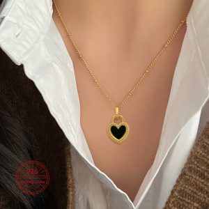 Heart shaped necklace with two colors on both sides, Two ways of wearing, a heart-shaped lock necklace,high-end design, compact and exquisite, fashionable and classic, can be paired with sweaters, coats, shirts, short sleeves, skirts, etc., daily wear, holiday gift giving, suitable for any scene